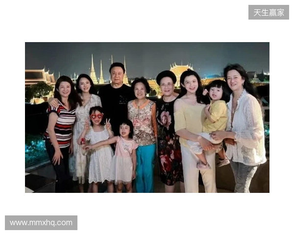 安东内拉晒一家人同美职联奖杯合照:恭喜亲爱的,我们爱你 安东内拉晒一家人同美职联奖杯合照:恭喜亲爱的,我们爱你